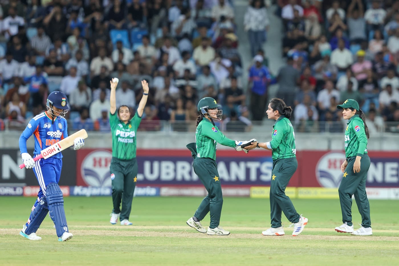 Fatima Sana celebrates after dismissing Smriti Mandhana