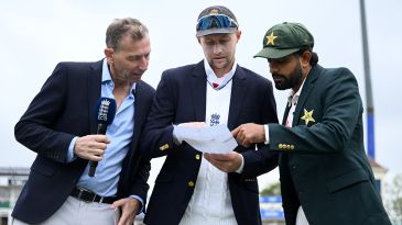 Unchanged England win toss, bowl as Pakistan name three debutants