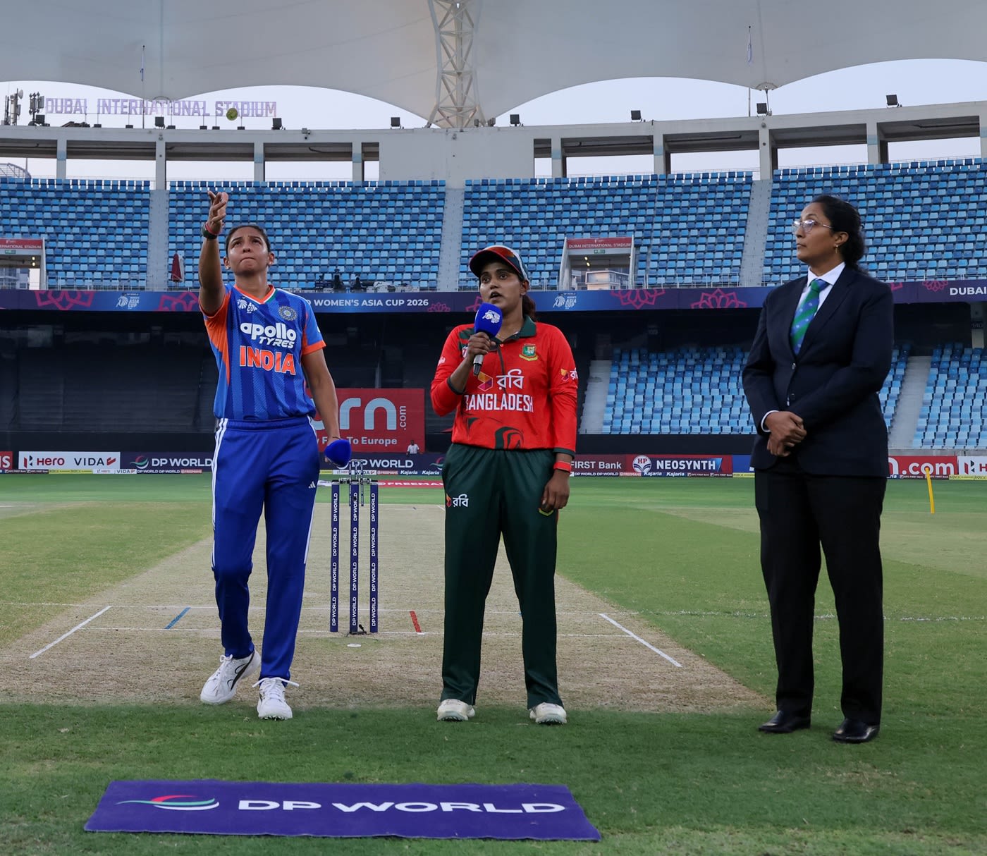 Harmanpreet Kaur and Nigar Sultana at the toss