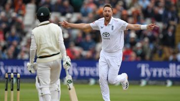 Robinson dominates again as Pakistan face three-day defeat