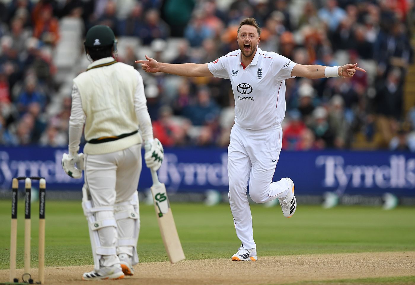 Ollie Robinson removed Saim Ayub first-ball