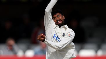 Suthar spins through Essex to seize title initiative for Warwickshire