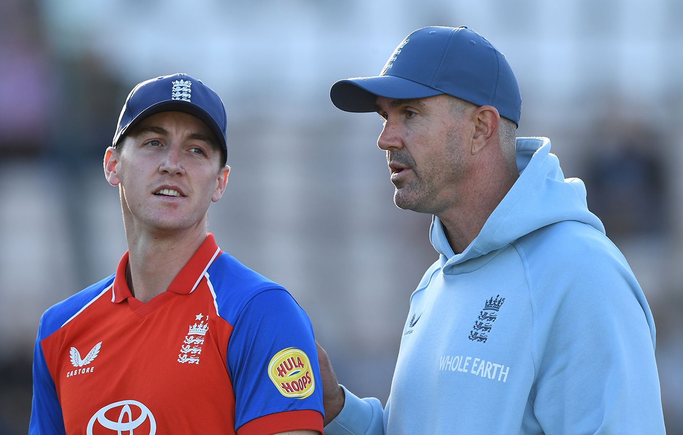 Harry Brook chats to new England mentor Kevin Pietersen