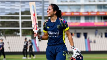 Bouchier ton, Wellington five-for seal final spot for Hampshire