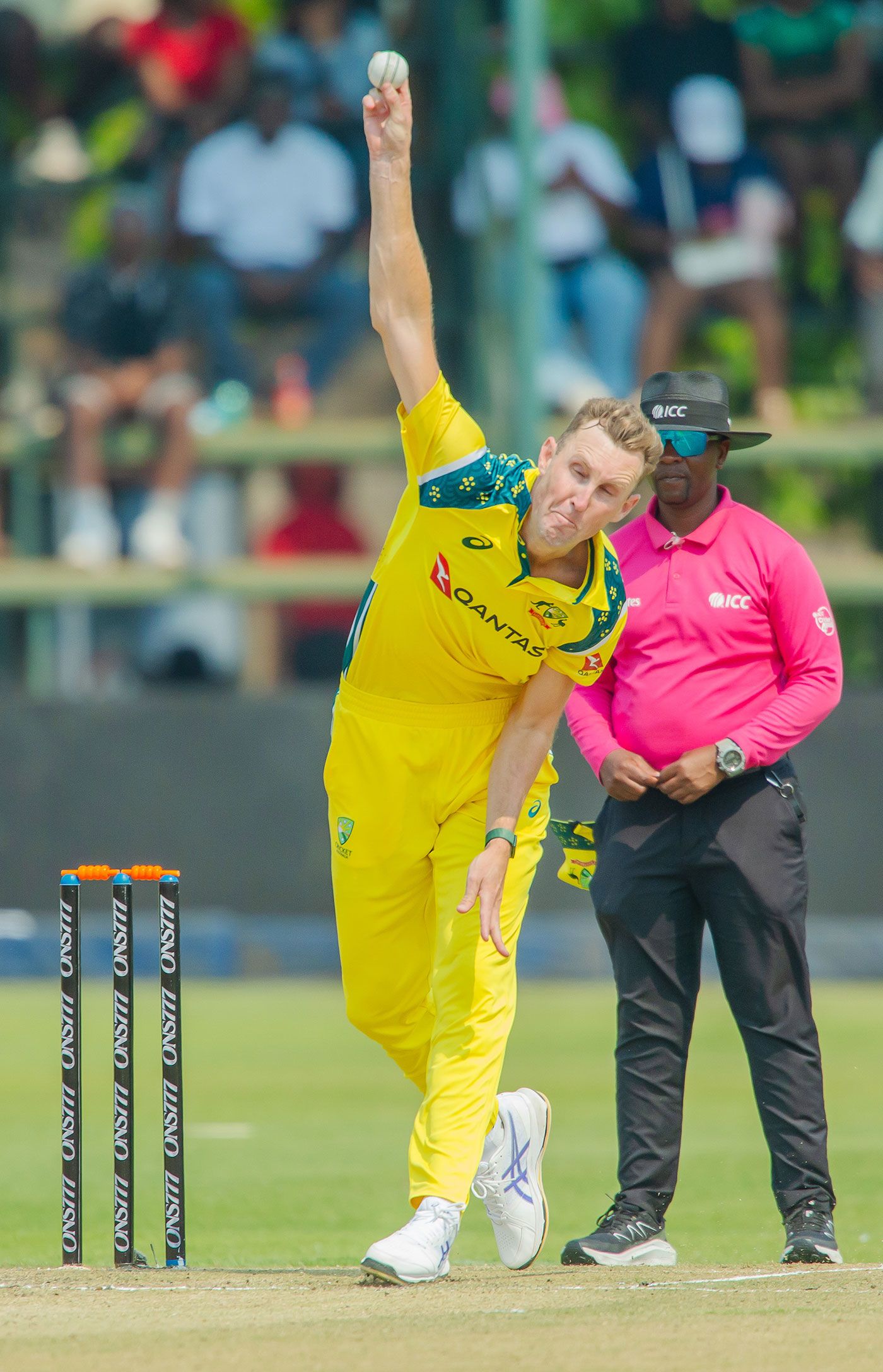 Billy Stanlake steams in before his injury