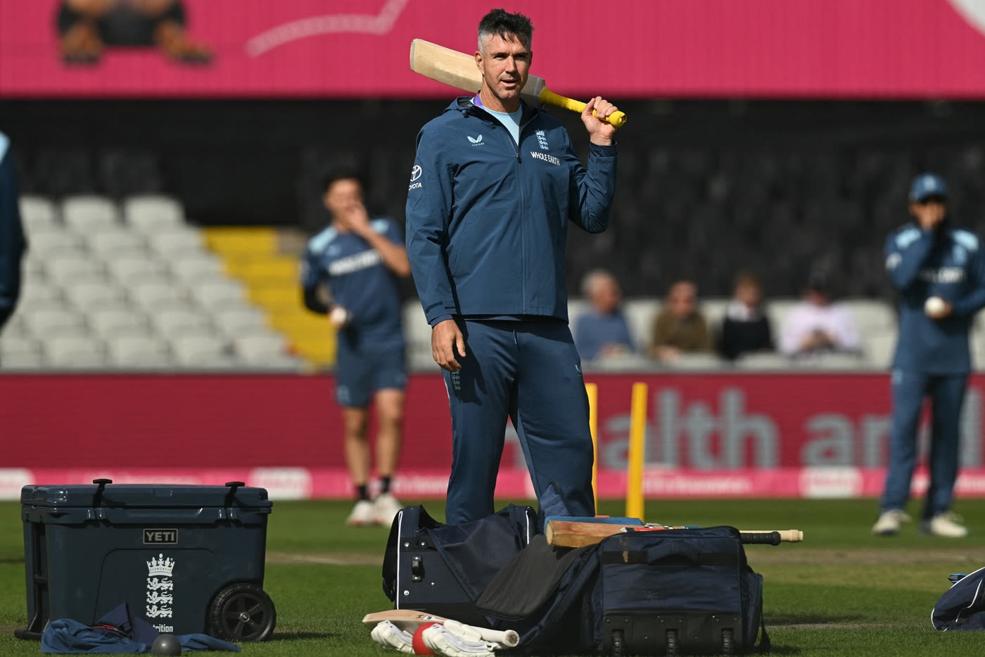 Kevin Pietersen helps with pre-game prep