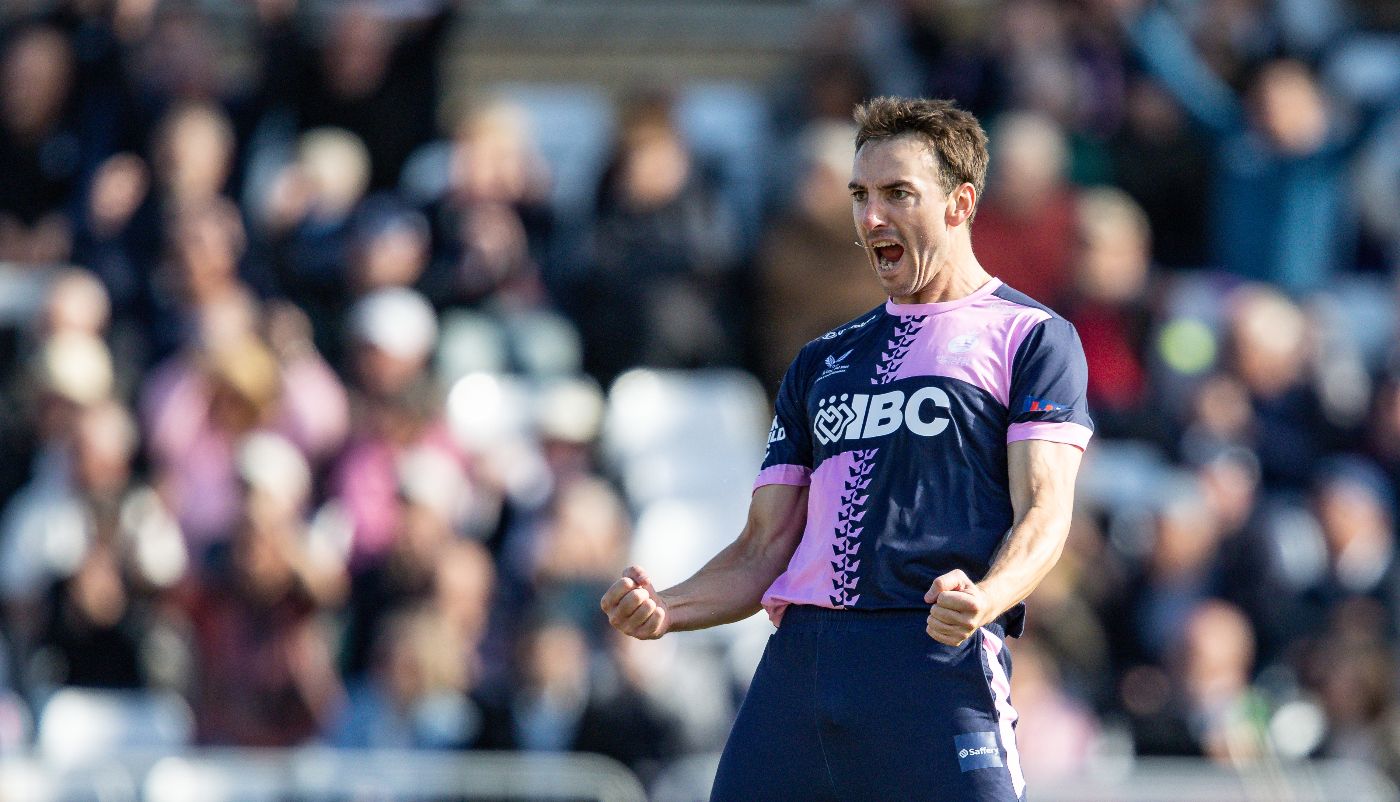 Toby Roland-Jones struck in the powerplay