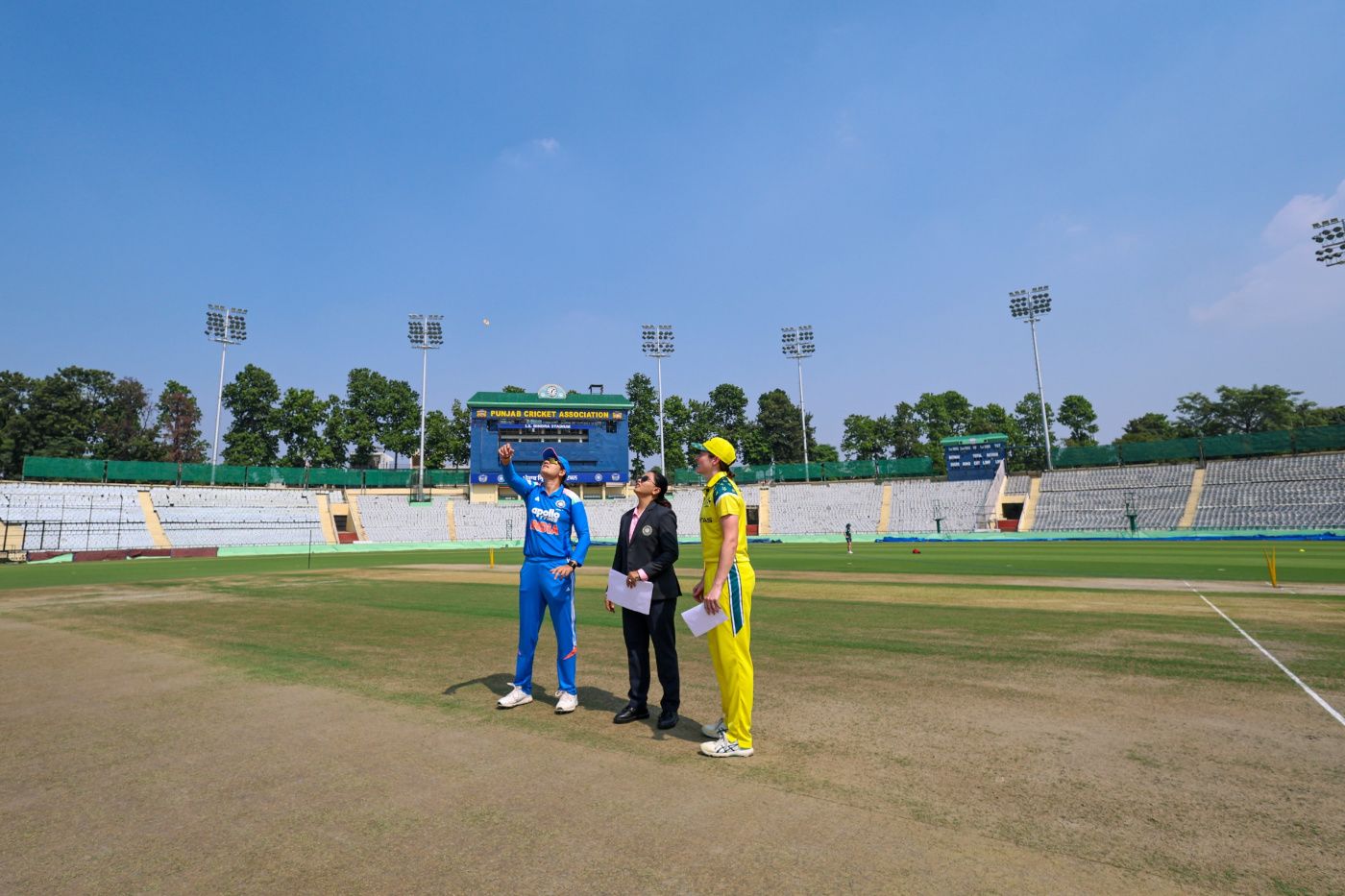 Yastika Bhatia and Tahlia Wilson at the toss