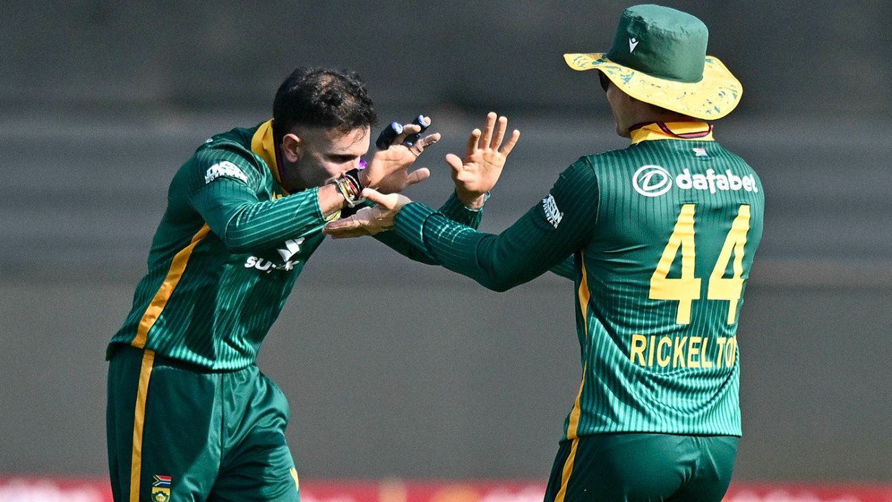 South Africa look to secure the early honours over Australia