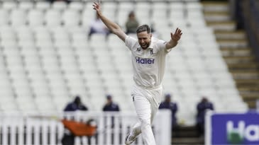 Woakes, Bamber tighten title grip as Warwickshire take control