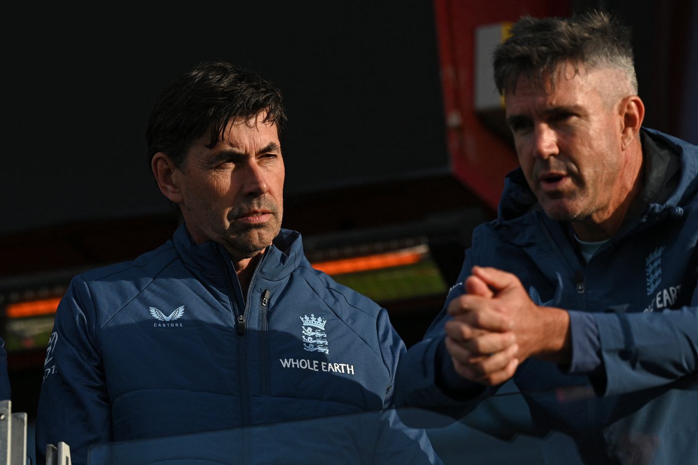 Stephen Fleming and Kevin Pietersen in conversation on the team balcony at Chester-le-Street