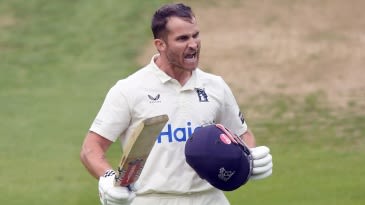 Hain makes the grind count as Warwickshire put their champagne on ice