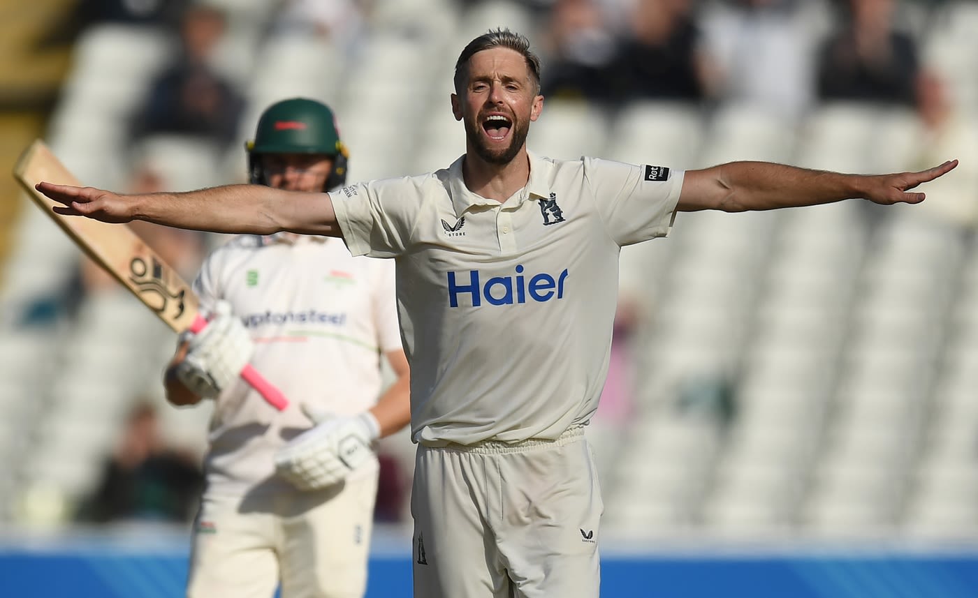 Chris Woakes struck early as Warwickshire closed in on the title