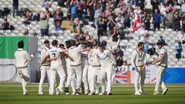Bamber, Woakes seal County Championship glory for Warwickshire