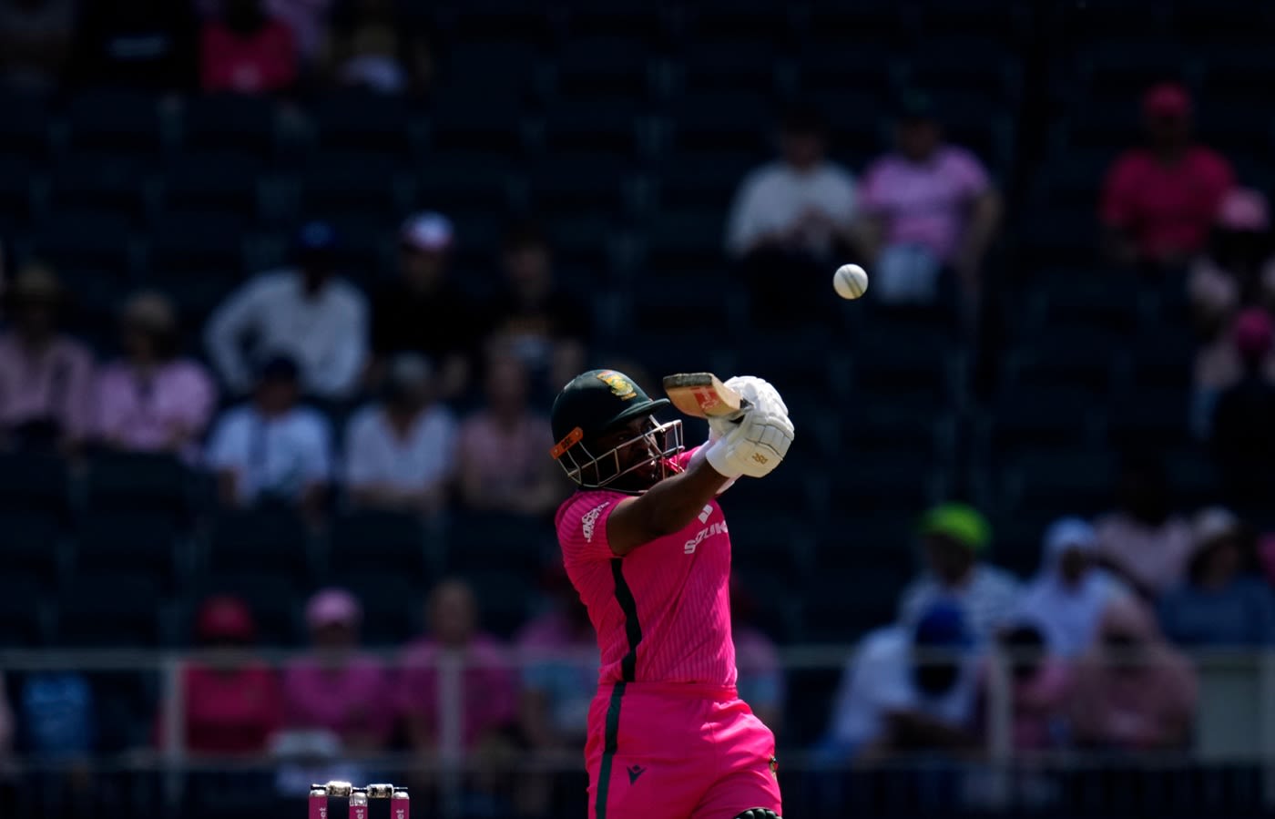 Temba Bavuma climbs into a pull