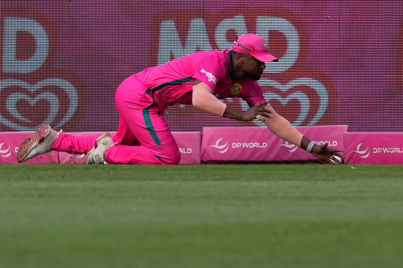 Lizaad Williams tries to stop the ball near the boundary