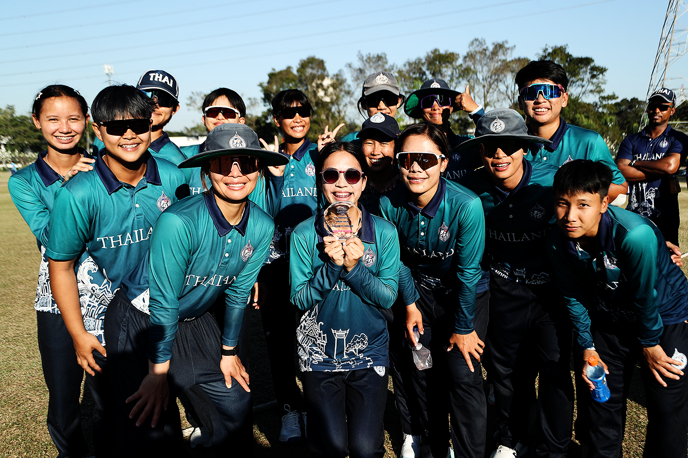 Thipatcha Putthawong poses with the Player of the Trophy and and her Thailand team-mates