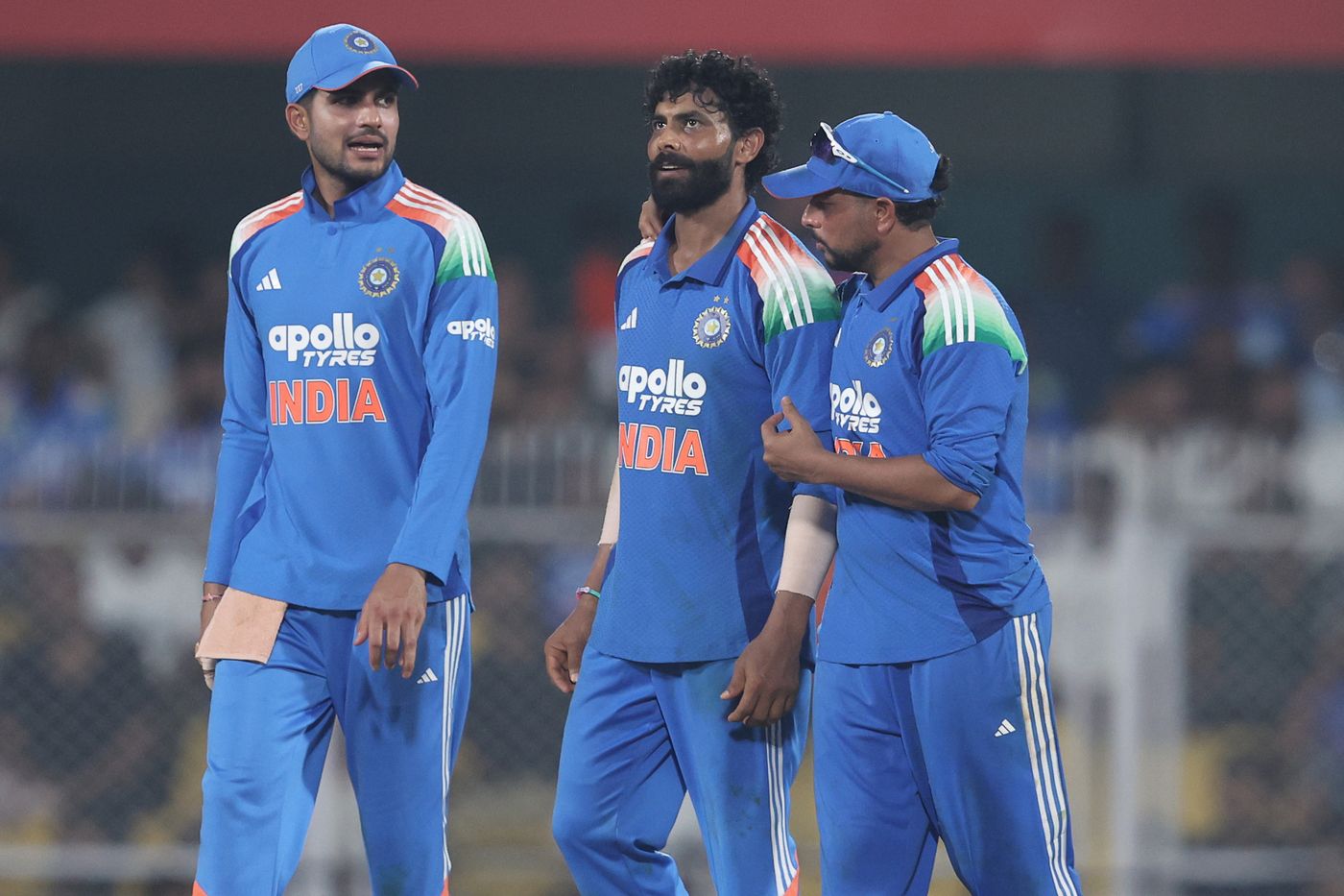 Ravindra Jadeja has a chat with Kuldeep Yadav and Shubman Gill
