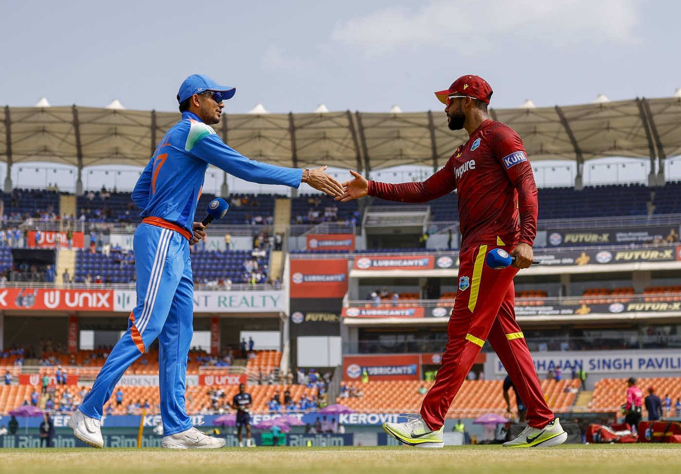 Shubman Gill and Shai Hope greet each other at the toss