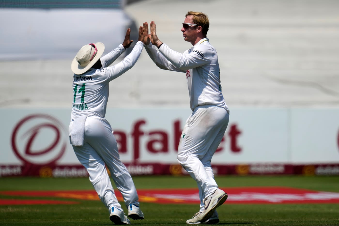 Simon Harmer celebrates Steven Smith's dismissal