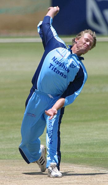 Pierre de Bruyn bowling