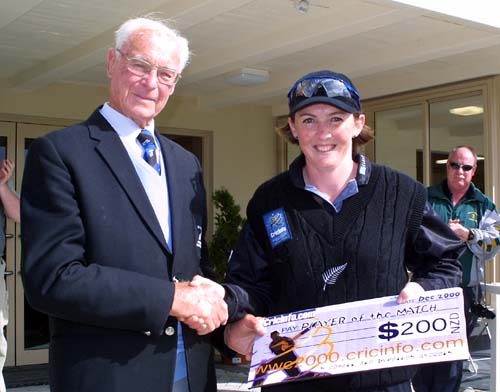 Walter Hadlee presents the player of the match cheque on behalf of Cricinfo to White Fern Anna O'Leary