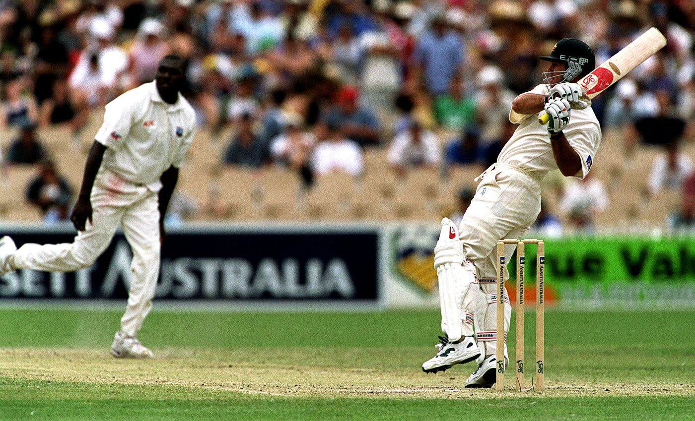 Ricky Ponting pulls Marlon Black during his innings of 92