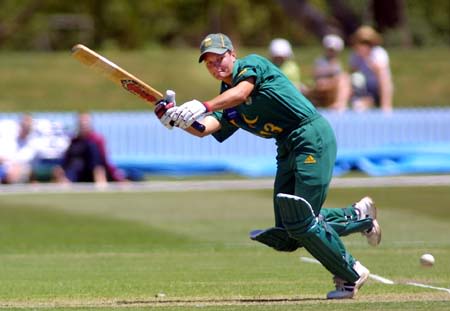 Sunette Viljoen hits the ball behind towards the boundary
