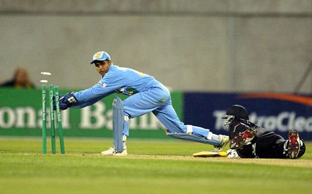 Ratra unsuccessfully attempts to run out Canning. Super Max International: New Zealand v India at Christchurch, 4 Dec 2002