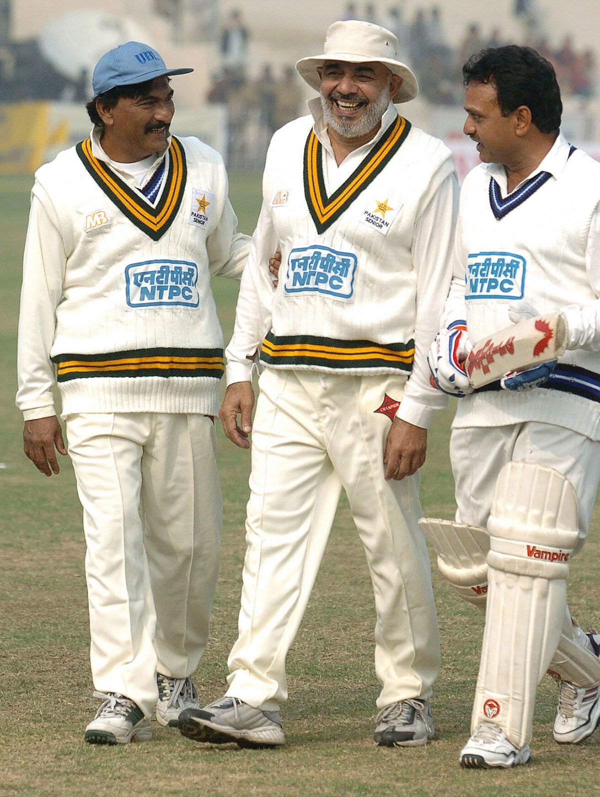 (From left) Former Pakistan Test players Mansoor Akhtar and Azmat Rana speak to former Indian Test batsman Yashpal Sharma