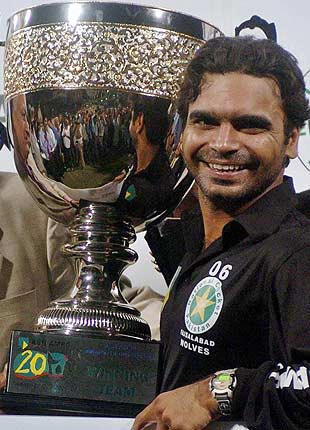 Naveed Latif receives a winning trophy