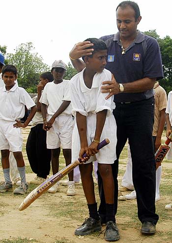 Hashan Tillakaratne coaches a Tamil youngster