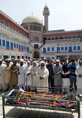 Mourners gather for Fazal Mahmood's funeral