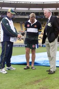 Steve Waugh, Shane Warne and Mike Denness inspect the pitch