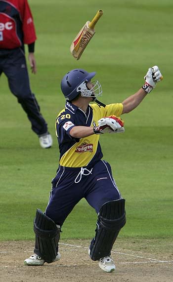 Chris Taylor loses his bat
