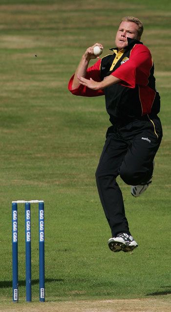 Martin Saggers bowling against Warwickshire
