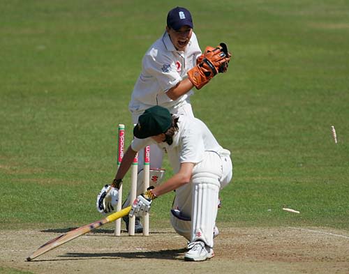 Jane Smit  stumps Lisa Keightley
