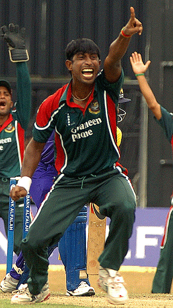 Tapash Baisya appeals unsuccessfully for the wicket of Sanath Jayasuriya