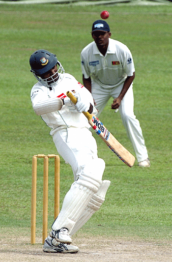 Manjural Islam swerves out of the way of a Tharanga Lakshitha bouncer