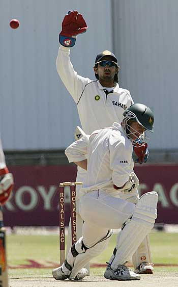 Dinesh Karthik appeals for Andy Blignaut's wicket
