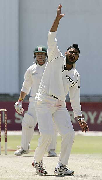 Harbhajan Singh appeals for Gavin Ewing's wicket