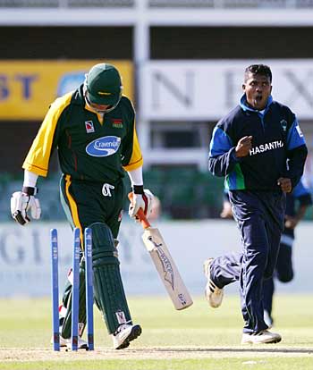 Hasantha Fernando bowls Darren Robinson