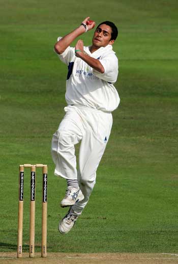 Naqaash Tahir approaches his delivery stride