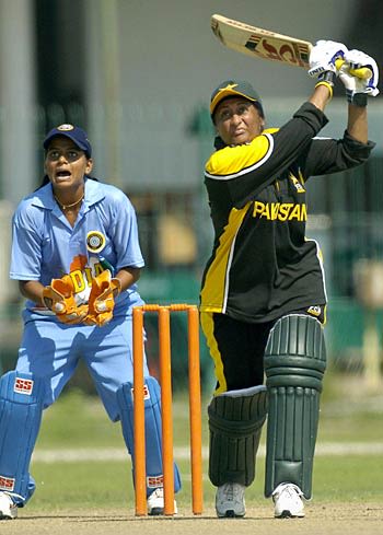 Shamsa Hashmi hits on the up as Karuna Jain Venkatachar looks on