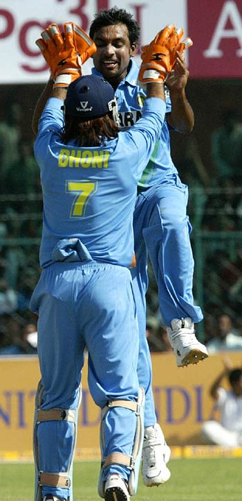 Jai Prakash Yadav and Mahendra Singh Dhoni celebrate the dismissal of Marvan Atapattu