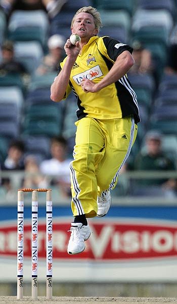 Brad Williams bowls for Western Australia