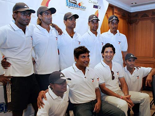 Wasim Akram and Ajay Jadeja pose with seven contestants
