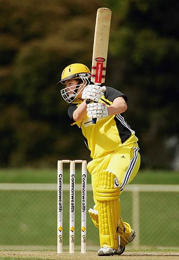 Lauren Stammers drives through the covers