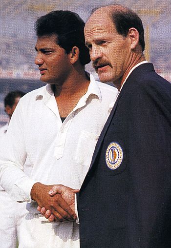 Mohammad Azharuddin and Clive Rice shake hands ahead of the toss