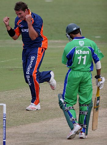 Cliffe Deacon celebrates Imraan Khan's wicket